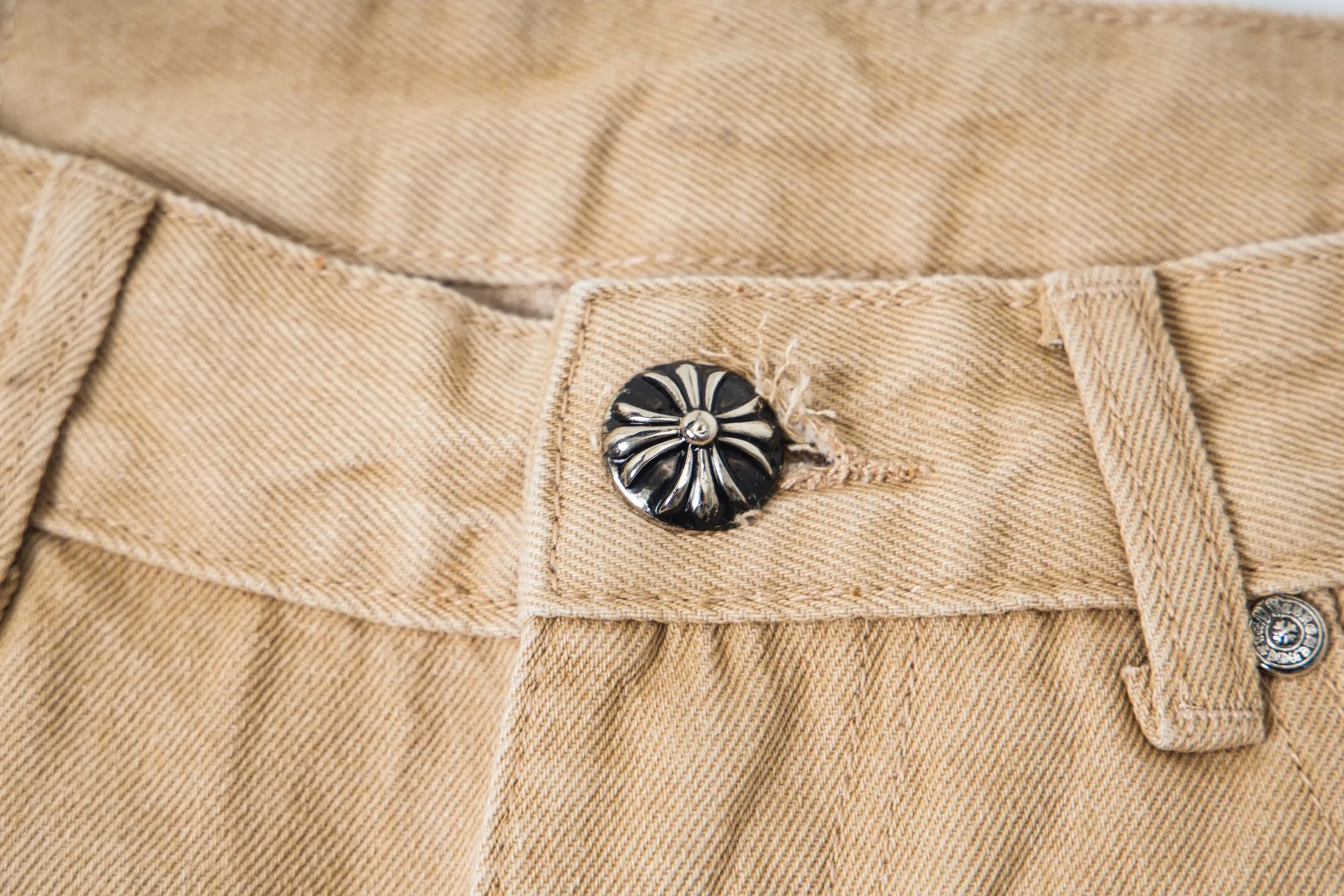 P240 Chrome Hearts 2025 New Light Blue Cross Leather Label Couple Washed Jeans This season’s hot item is sought after by countless celebrities and fashionistas. The neat details of the cutting process add color to the playful fashion! The neat and meticulous design, and the well-fitting structure is unique. The upper body not only has outstanding recognition, but also looks younger and younger. A style with the ultimate wearing meaning and performance, gorgeous color matching, and the craftsmanship of this style is also extremely extraordinary. After the finished product is washed, it is disassembled and hand-made with sheepskin cross leather and then spliced ​​together to complete. The whole piece has too many craftsmanship to describe. It is decorated with patchwork cross flowers and high-waisted washed jeans! ! Absolutely high-end luxury product, a god-level single product, a super popular product, made with top heavy industry, a magic weapon that cannot be missed. Style number: 1867# Size: 28 30 32 34 Color: khaki blue